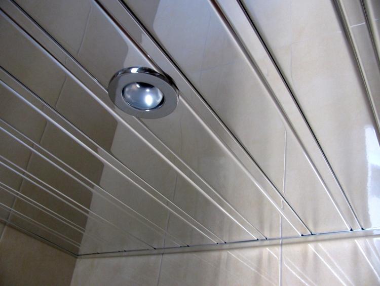 Алюминиевый потолок в ванной фото